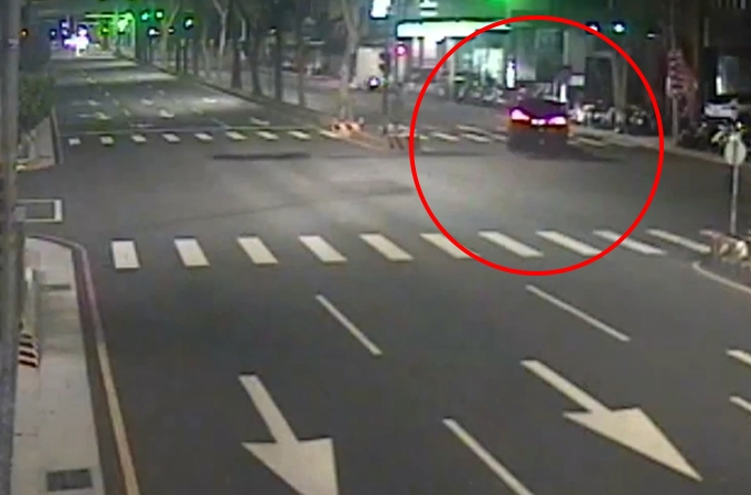 豪華休旅急左轉彎噴50萬鈔票雨！　路人幫忙撿拾追回近40萬