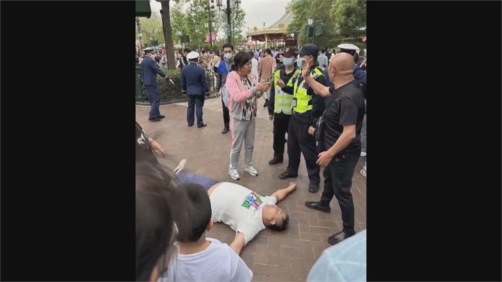 迪士尼內抽菸遭警告!中國男不聽勸罵哭工作人員 見員警竟秒躺地攤平