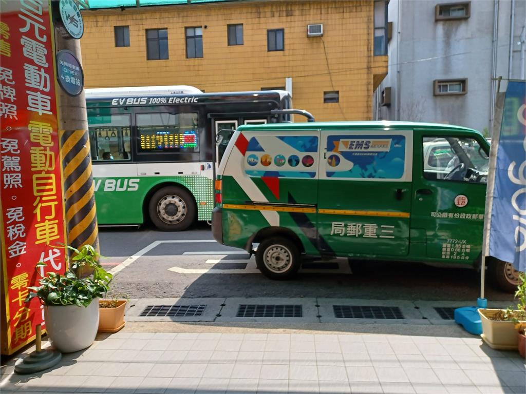 公車格設店門口百公尺無處停車　行動不便民眾違停遭警開罰