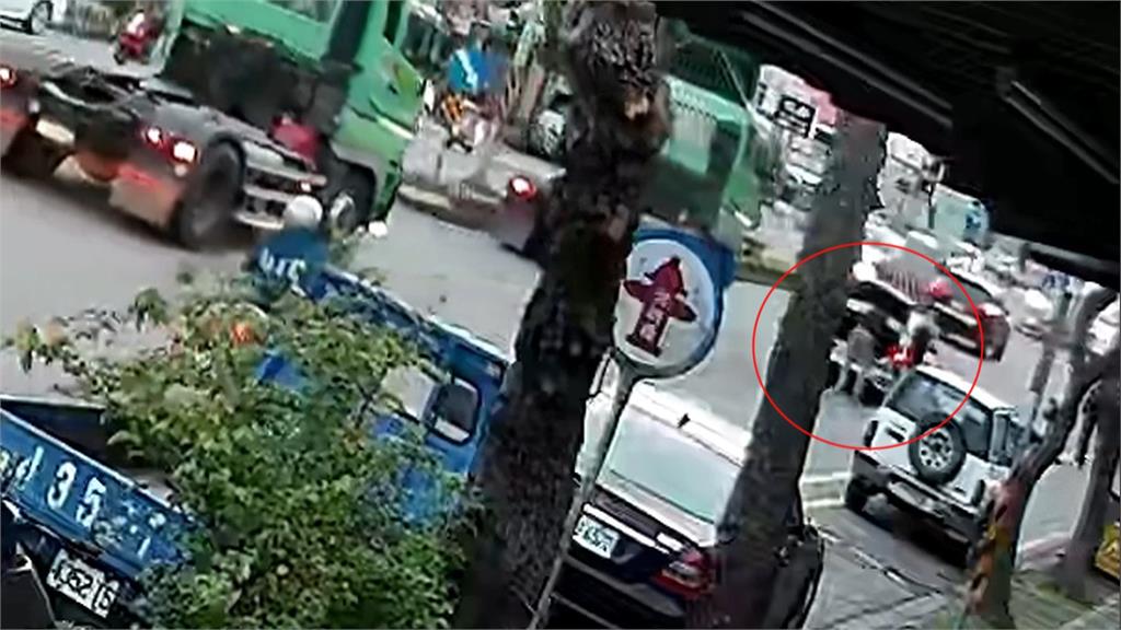 蘆竹改裝車高速飄移撞飛女騎士　下車竟「拆車牌」躲避查緝　