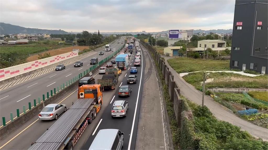 國道驚悚追撞！大貨車直衝外側車道　　小貨車遭撞成廢鐵、駕駛手指變形