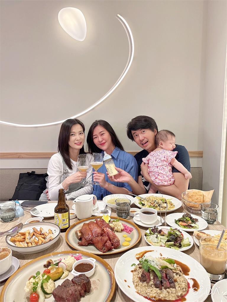 吳皓昇讚女兒模模帶財!楚宣卻因為這原因不敢生 吳皓昇帶老婆女兒和乾媽相見歡 抱到手狂哭楚宣嚇喊:「不敢生了!」