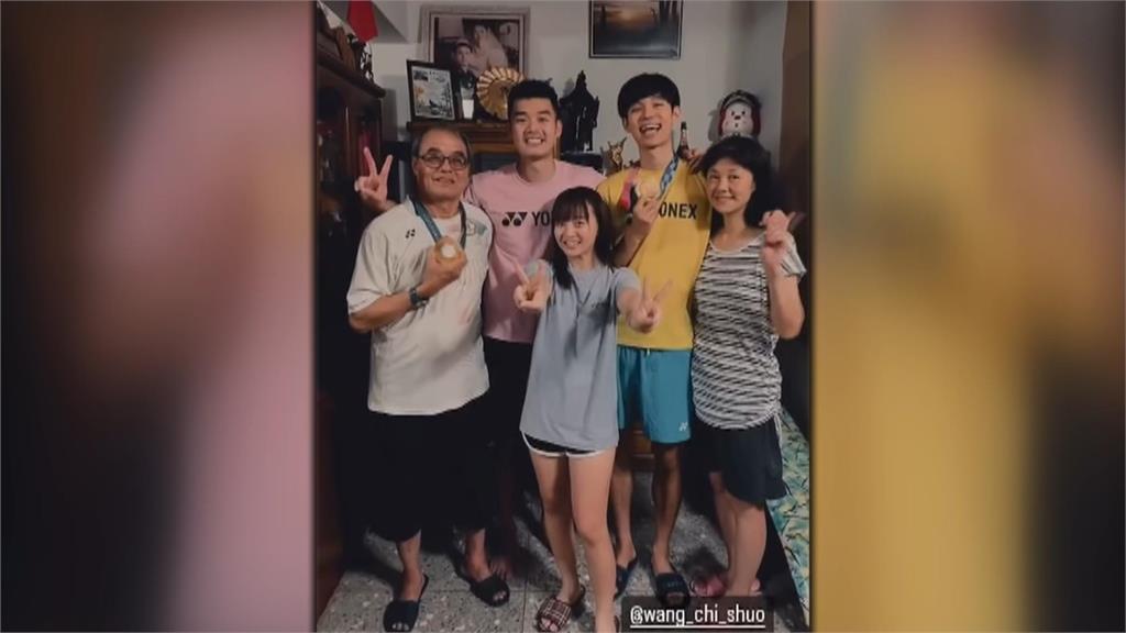 王齊麟返台狂放閃 桃園球場探班女友十元