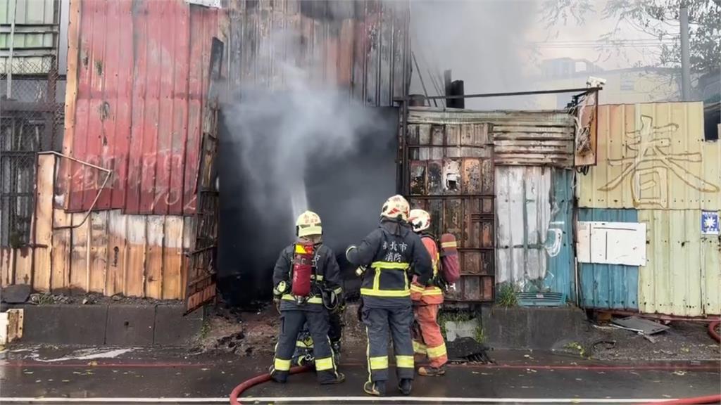 快新聞／板橋鐵工廠清晨陷火海！大隊消防人車急到場灌救