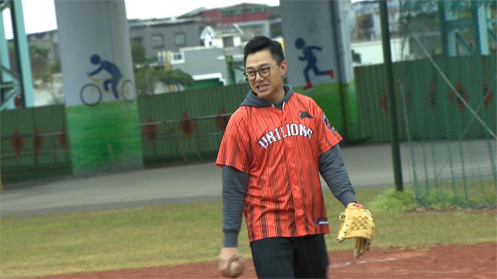 不分藍綠! 洪健益、詹為元組「人民公僕隊」 參戰2025雙北世壯運壘球