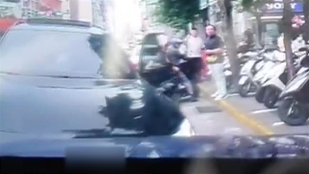 基隆市府前連環撞！　駕駛被拖下車神情恍惚　再搜出喪屍煙彈