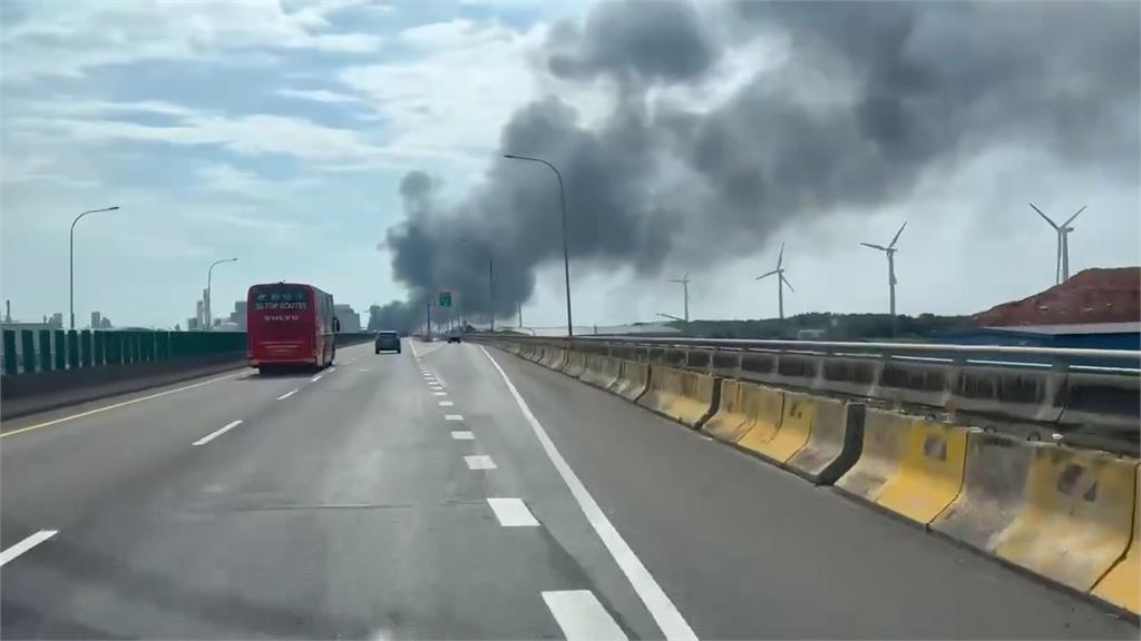 桃園化工廠火警爆炸聲不斷　消防全副武裝出動「砲塔」滅火