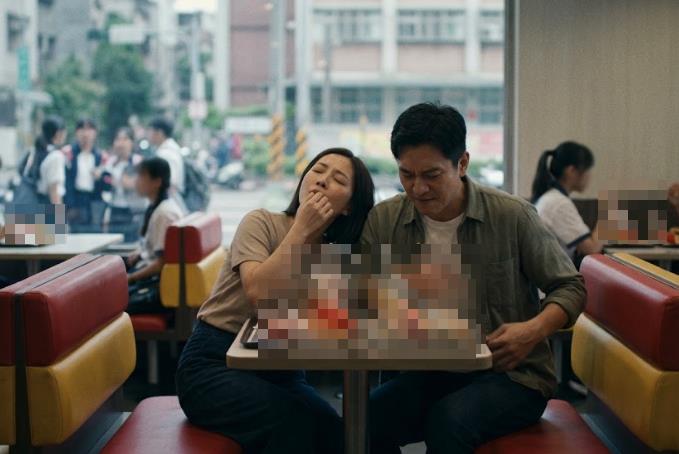 速食店卡座「男女同頻狂晃」不顧身後阿北！陶醉臉網看傻眼：在彈吉他？