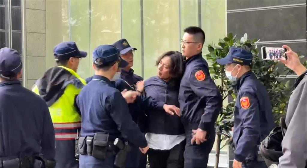 最新/卓榮泰還在報告!長髮醉漢試闖立法院 與警方啟口角遭制伏