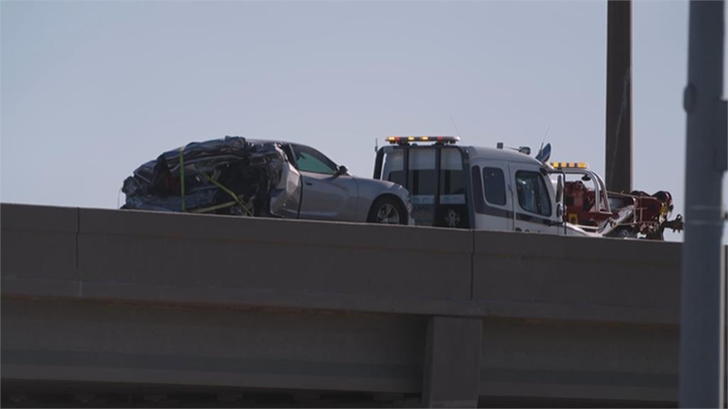 美離奇車禍!車頭懸空掛高架道路 幸司機成功救出受輕傷