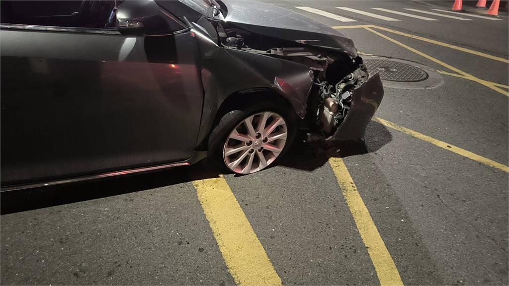 快新聞／蘆洲小客車「撞斷消防栓」駕駛棄車逃逸　水柱狂噴數公尺高