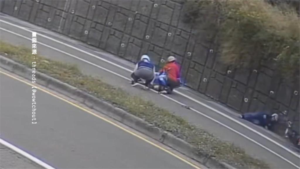 台南東區2機車擦撞事故　熱心民眾扶起機車　後果...添亂幫倒忙？