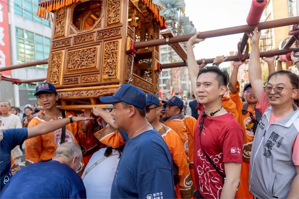 國慶日迎福神 車城福安宮土地公祖首度贊境竹北 市長鄭朝方率上萬市民恭迎祈福