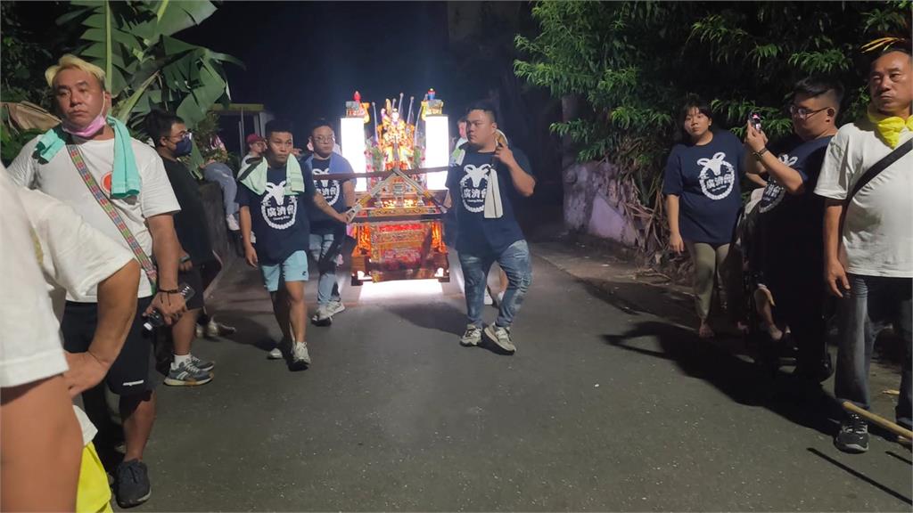 "尬電師父"遭踢館! 穿道袍迎戰 雙方信徒廟前叫囂