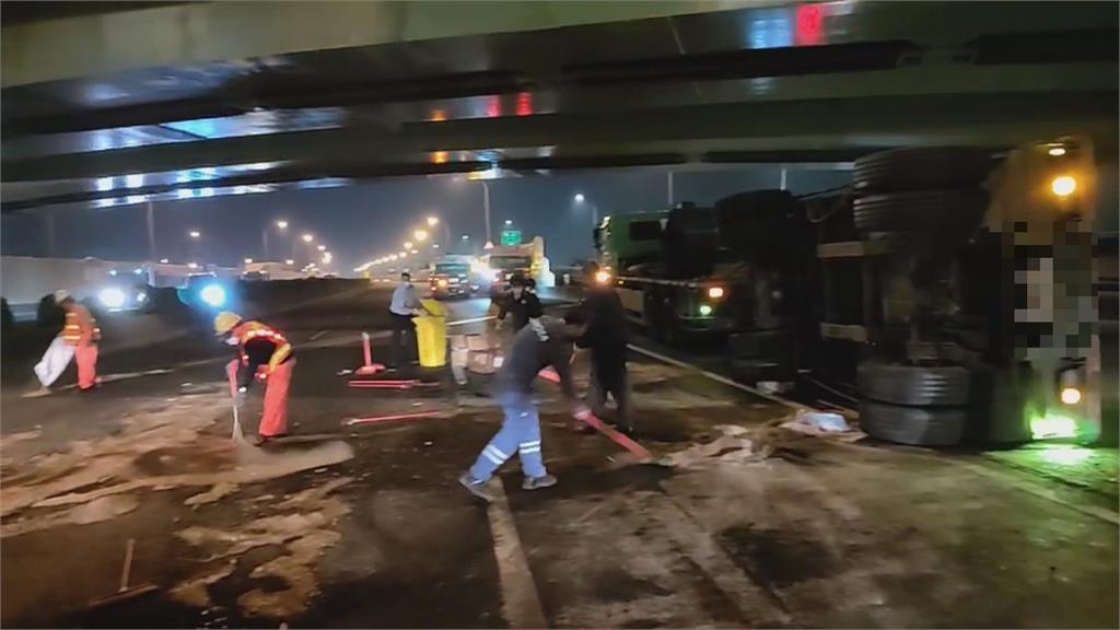 國一台南仁德路段車禍　聯結車擦撞油罐車「油料狂漏」