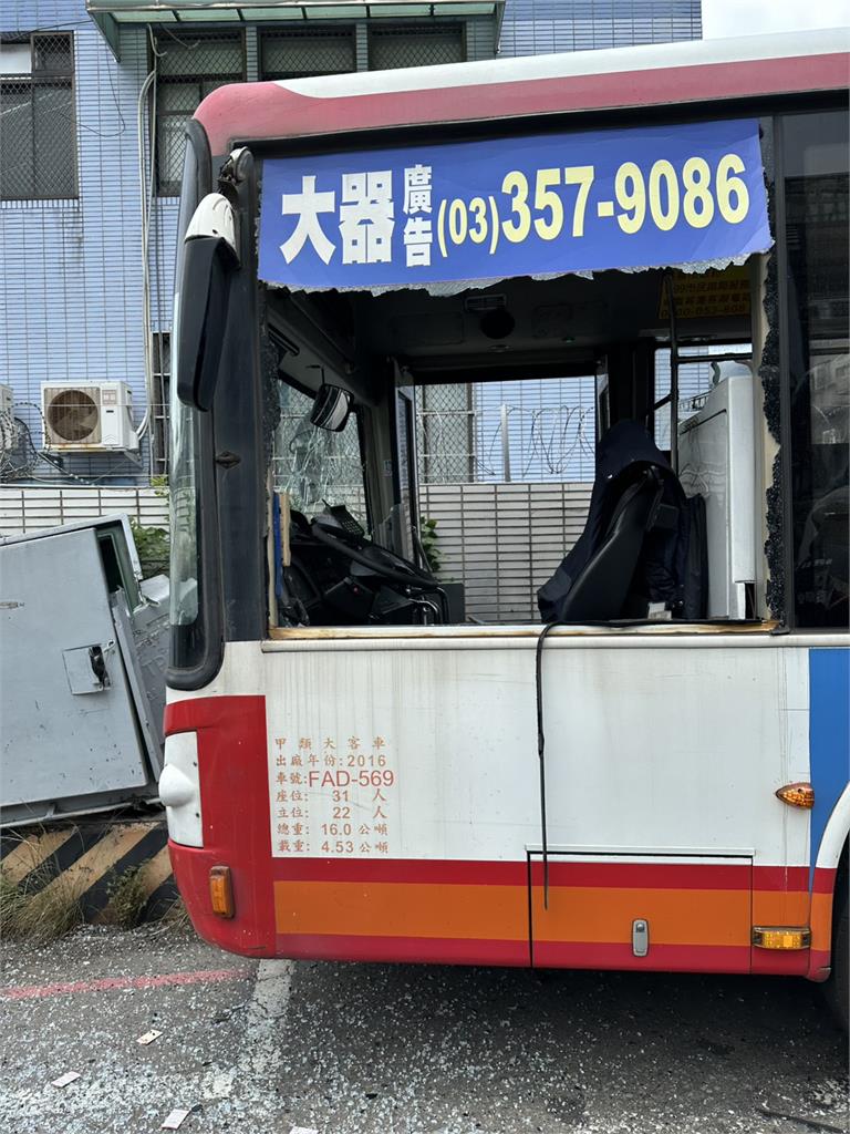 快新聞/桃園龜山砂石車追撞公車 6名乘客受傷、近600戶停電搶修中