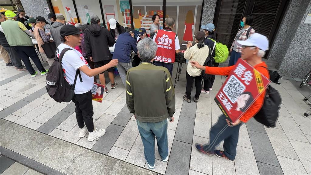 「山除薇害」清明連假拚連署 志工獻技「做這事」吸引人潮