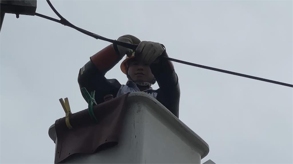 屏東瞬間大雷雨釀多處積水 枋寮電桿遭雷劈斷!500戶停電