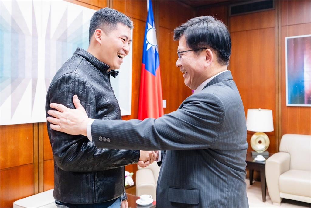 兩魚相擁情更濃!吳品諭以台帛國寶魚創作 林佳龍:實現人人都是外交官