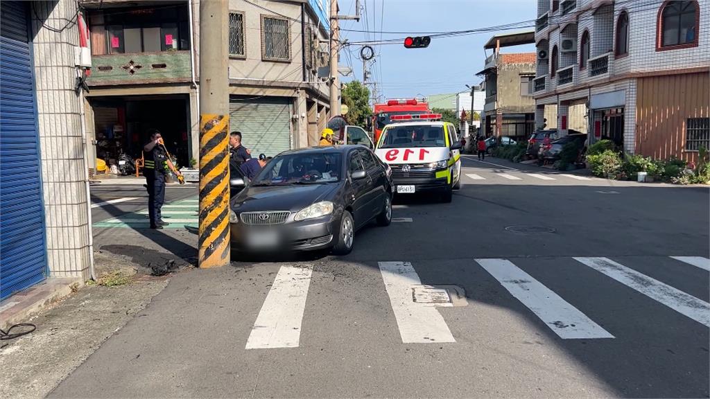 苗栗駕駛疑中風撞電桿 腳踩住油門輪胎空轉釀爆胎