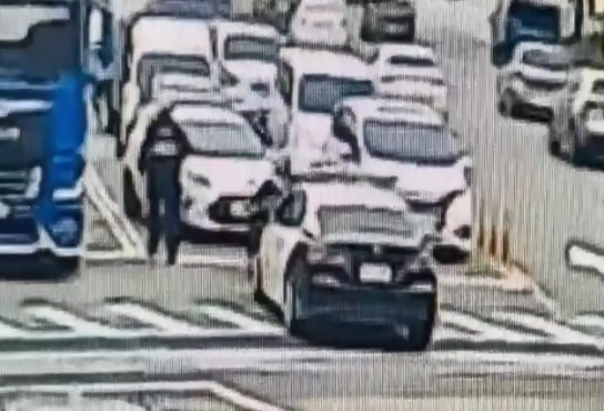 扯！男在路中央睡1小時　手握「喪屍煙彈盒」