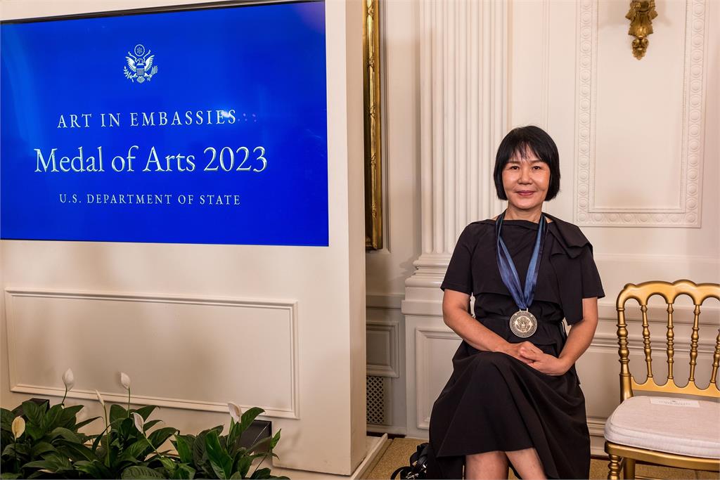 快新聞／台灣畫家獲頒美國務院「藝術獎章」　總統夫人白宮親授殊榮