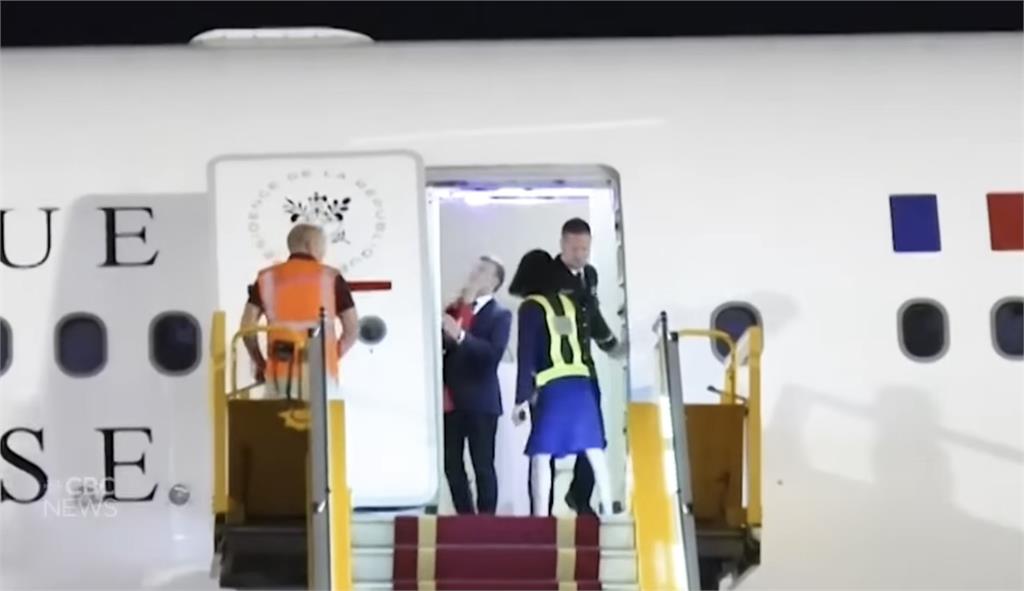 馬克宏下機「遭妻子當眾巴臉」影片流出!錯愕表情全被拍 本人親回應了