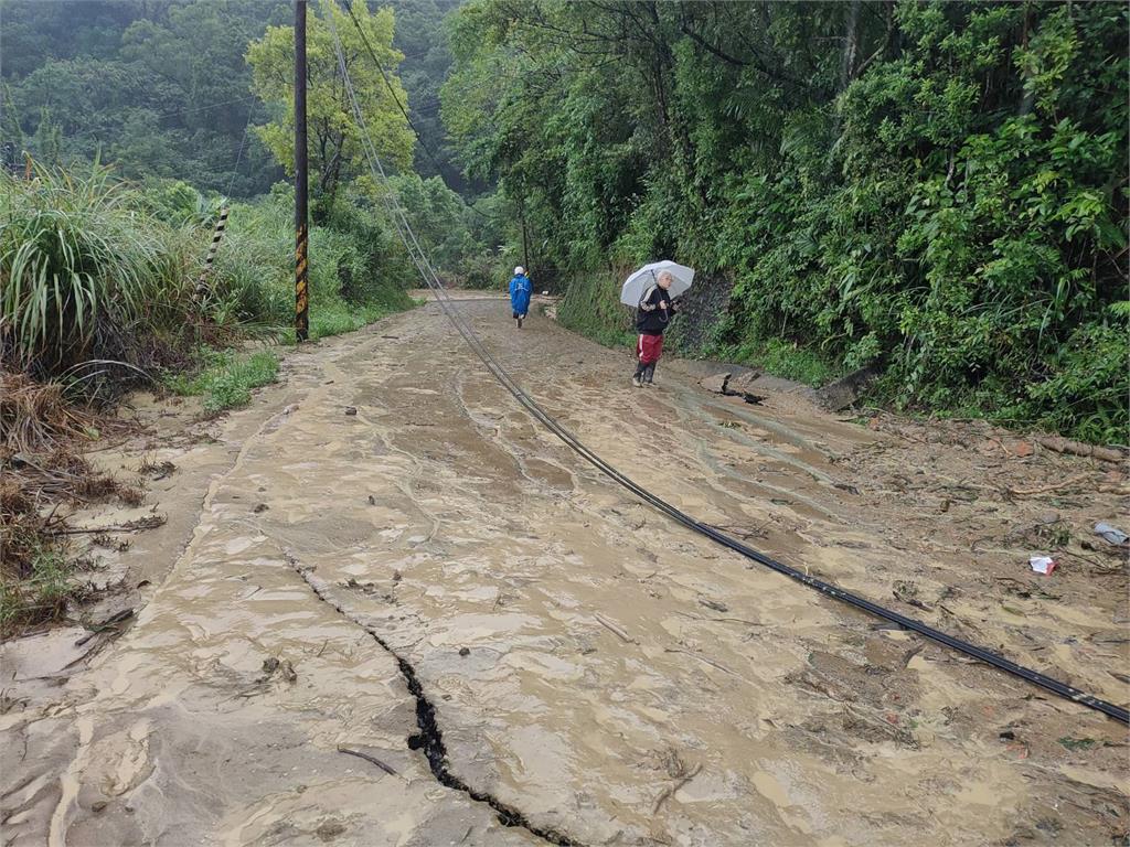 快新聞/連日豪雨釀災!新北雙溪北38線道路基流失 管制人車通行