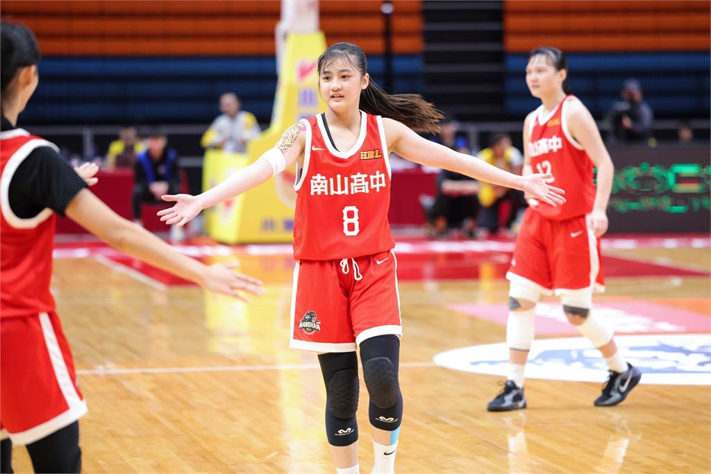 籃球(影)/微笑甜心狂飆6顆三分球攻下20分!葉侑璇UBA處女秀表現依舊亮眼