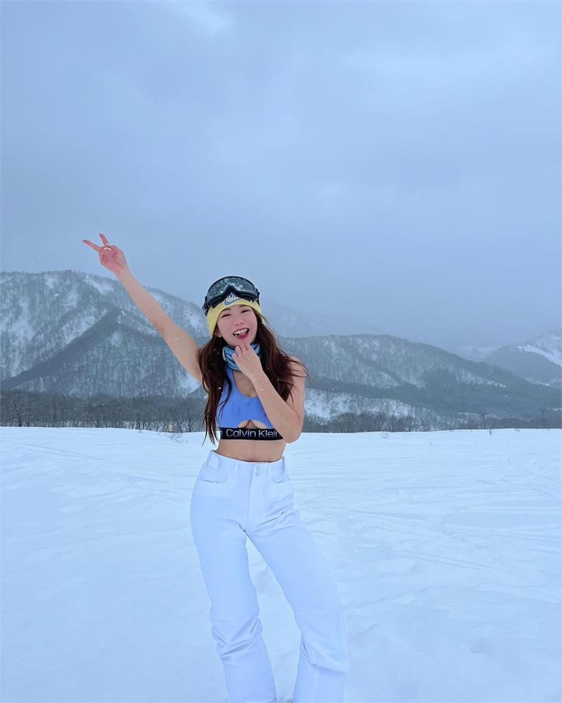 郭書瑤情人節「雪地解封」發感性文!巧露「雙弧線」讓網喊:不冷嗎?