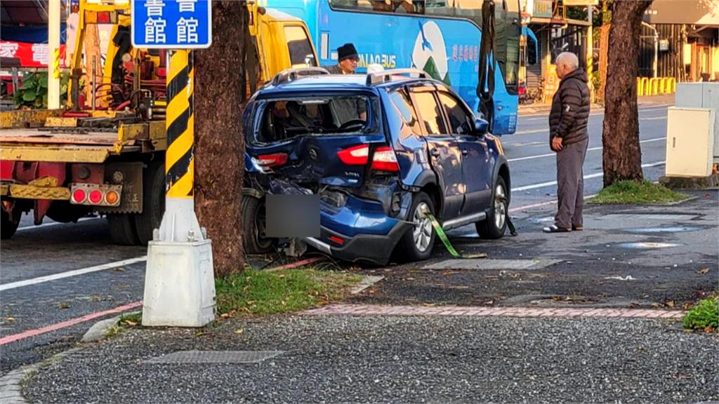 砰！轎車失控連環撞　還波及超商　目擊者：肇事駕駛闖禍後還在睡