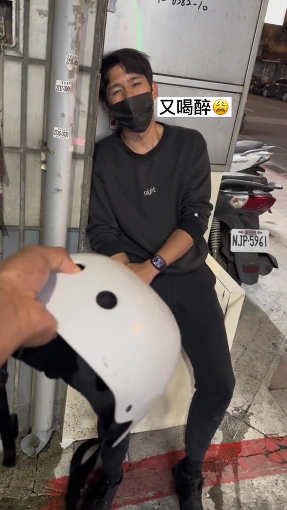 真損友!載人回家前要求「原地頭轉」 醉男乖乖配合下秒找水溝爆吐