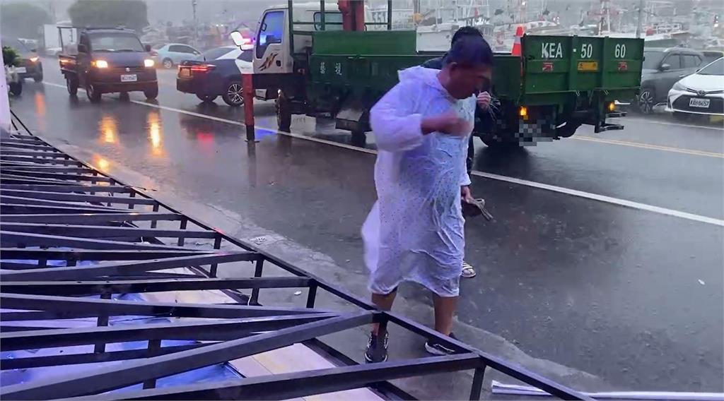 快新聞/風真的大!宜蘭海鮮餐廳「招牌被吹垮」 現場畫面曝