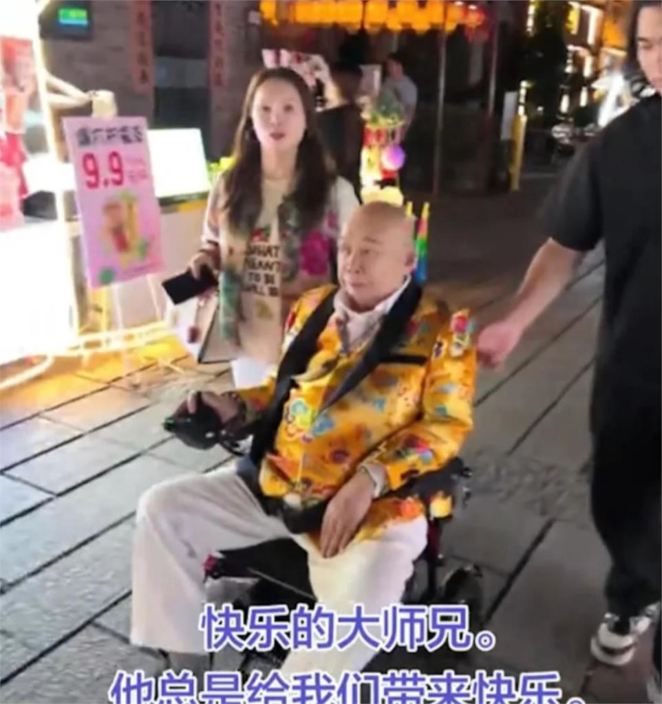 《少林足球》鐵頭功「大師兄」暴肥22公斤！近況流出「路邊坐輪椅代步」惹粉憂心