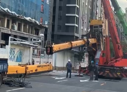 風太強？桃園建案吊車失控翻覆　鐵條砸傷路人送醫
