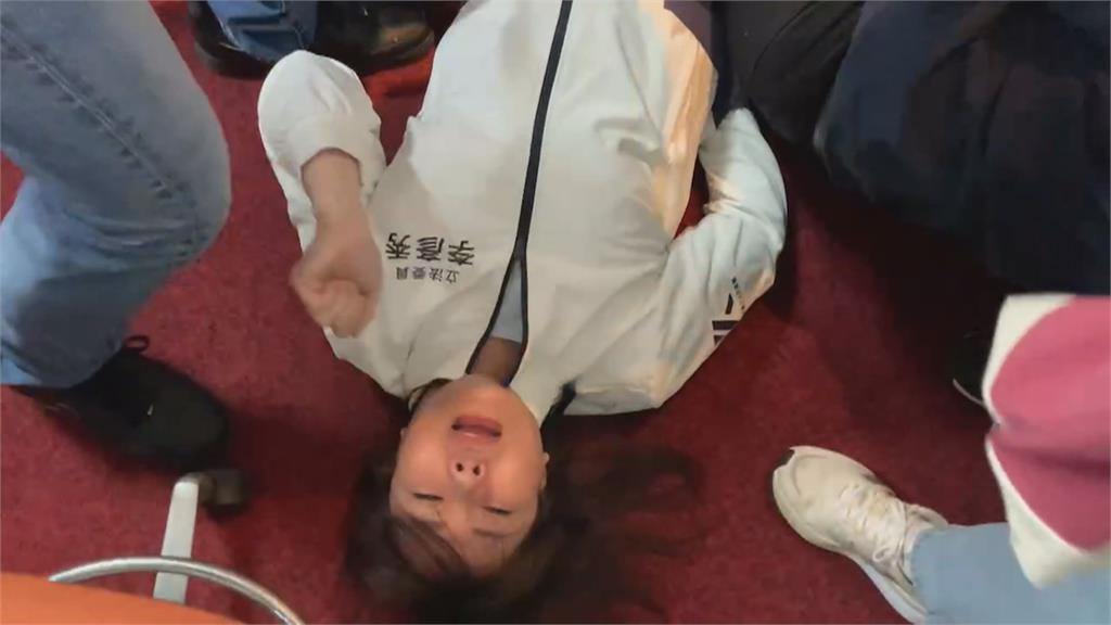 大罷免人物誌15/獨創24小時不打烊罷免連署站 「港湖除銹」志工巧芯蜓熬夜收工