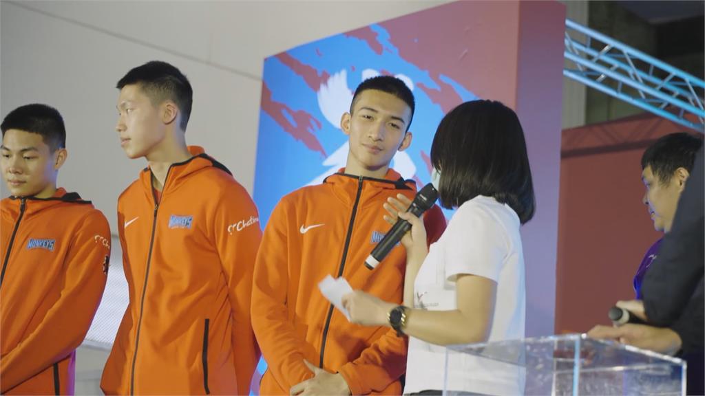 我新竹人我驕傲！光復奪HBL冠軍　民眾搶領雞排