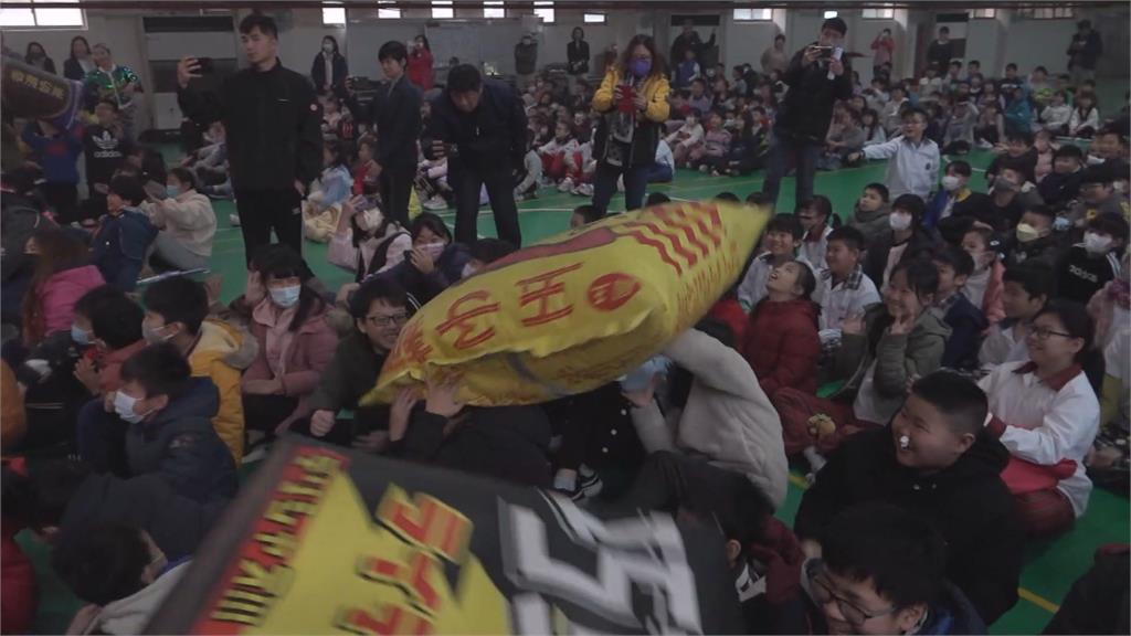 紙風車劇團赴金門國小演出 設計遊戲宣導反毒