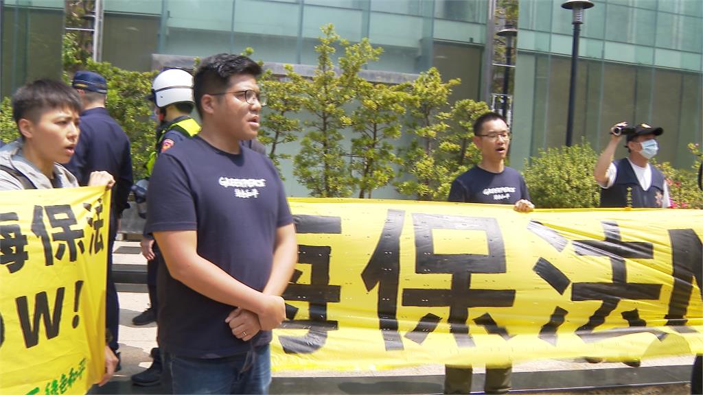 環團爬電桿抗議突襲立院鬧場記者會 質問莊瑞雄何時排審《海保法》