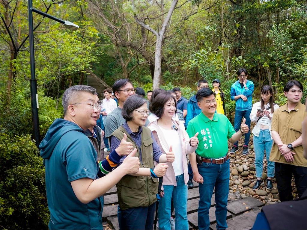 蔡英文爬山0喘氣「風狂吹頭髮」都不亂!本尊不忍曝「親身經歷」:你加油…