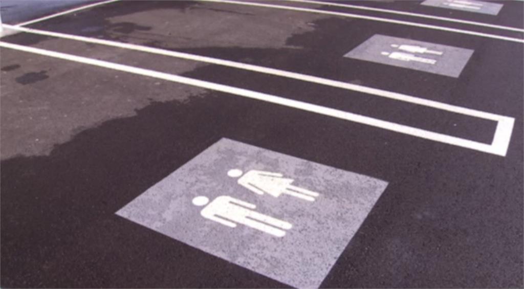 停車格驚見「一男一女」圖示不敢停? 商場業者給出超意外答覆!