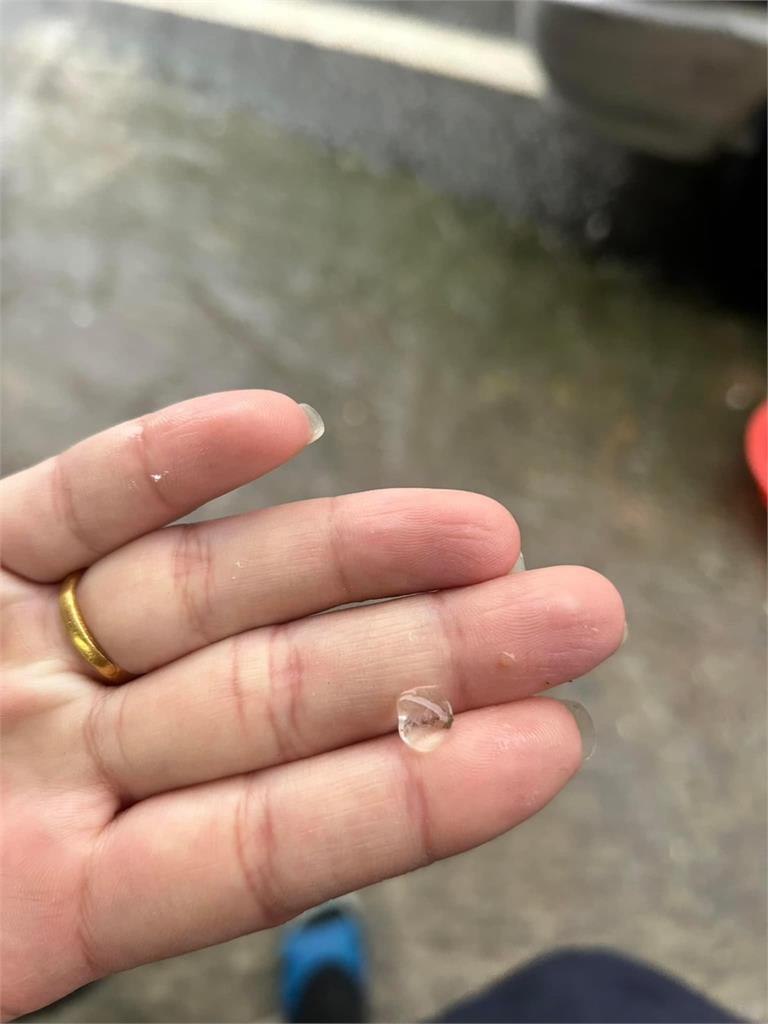 中部午後強降雨雷聲大作　閃電狂劈如雷神降臨