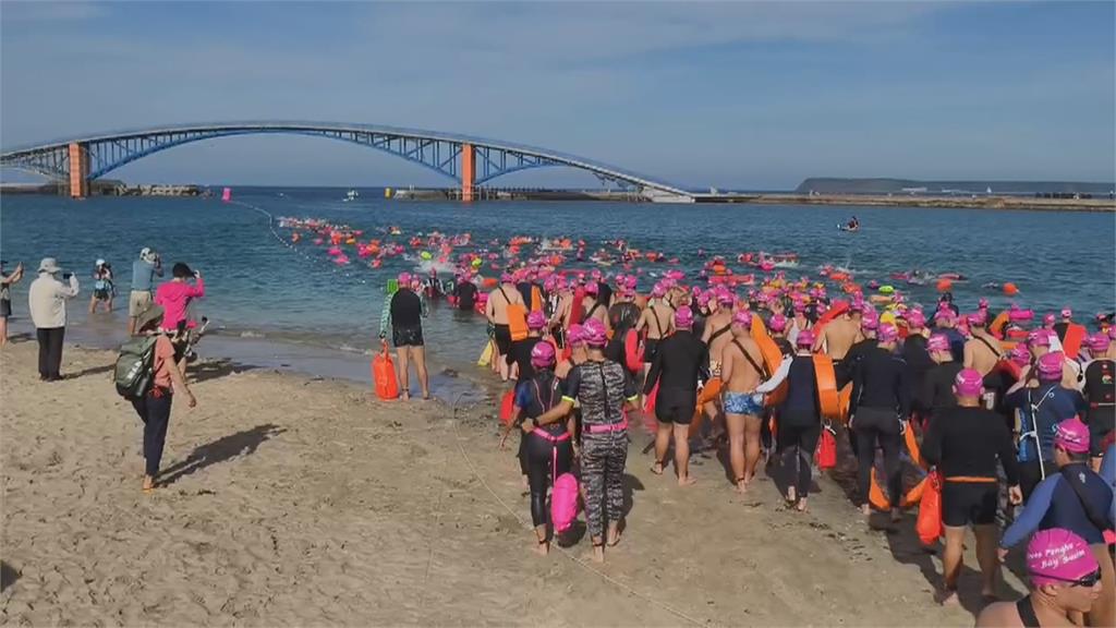 2025泳渡澎湖灣登場 2300名好手同場競技 補給站成亮點