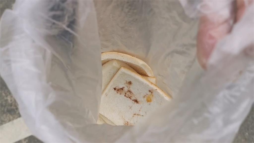 婦朝八掌溪倒「數條土司」餵魚? 恐污染水質、已違反廢棄物清理法