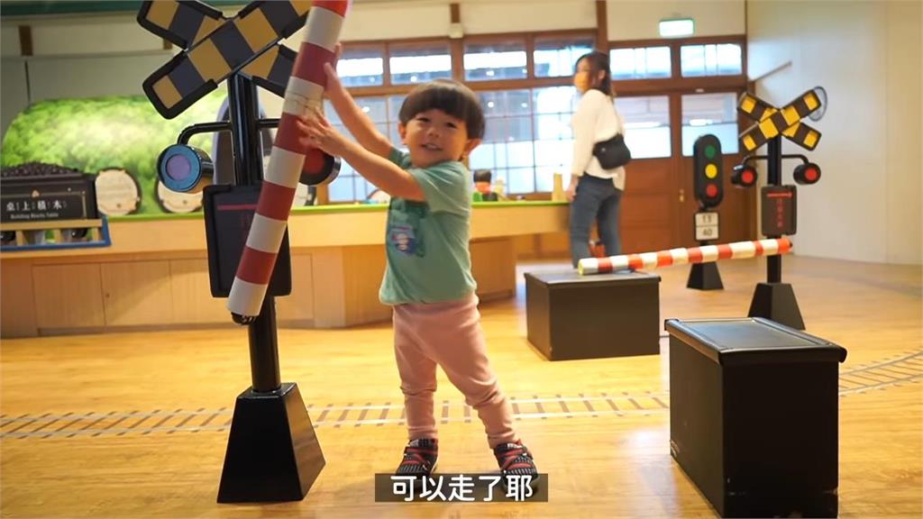 2歲台日混血兒逛寶島鐵道博物館　裝火車柵欄「放行老爸」萌翻網友　