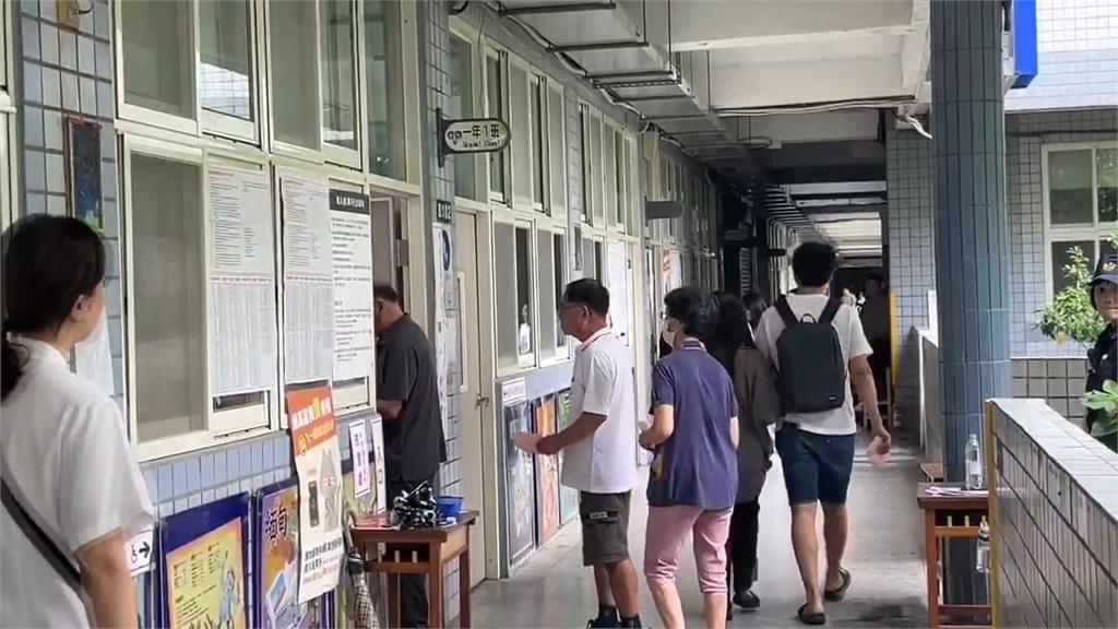 桃園好天氣！朱立倫、魯明哲偕妻投票　　鷹爸現身籲：守護家園