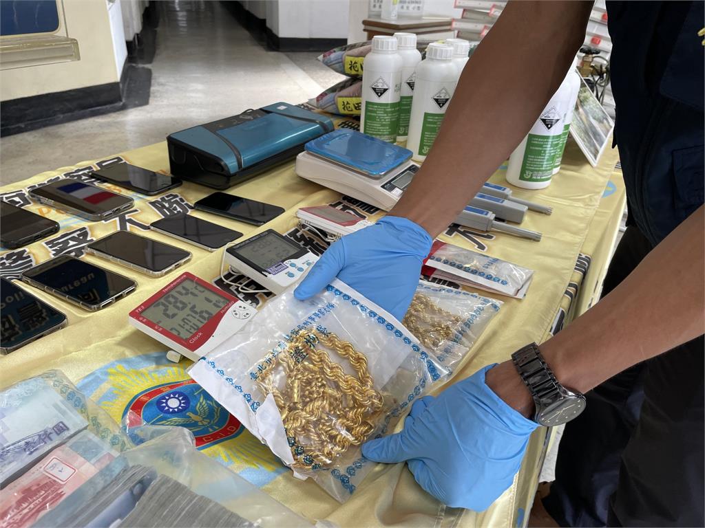快新聞/自創「矮化技術」增產市價逾10億 警破獲藏身社區大麻工廠