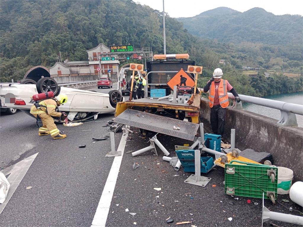 快新聞/國5南向15公里處車禍!男疑恍神撞上工程車 BMW烏龜翻畫面曝
