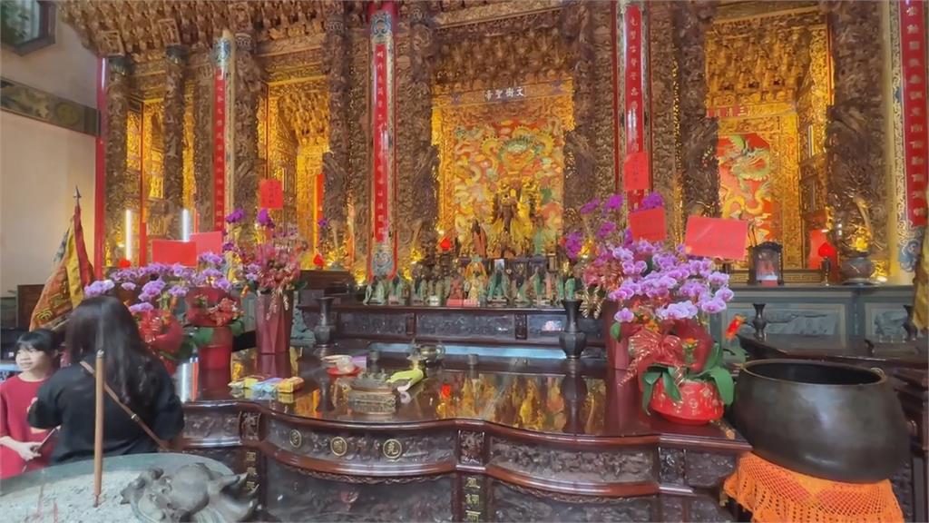 另類「川習會」！南投克明宮　「川普、習近平」跨海獻花？