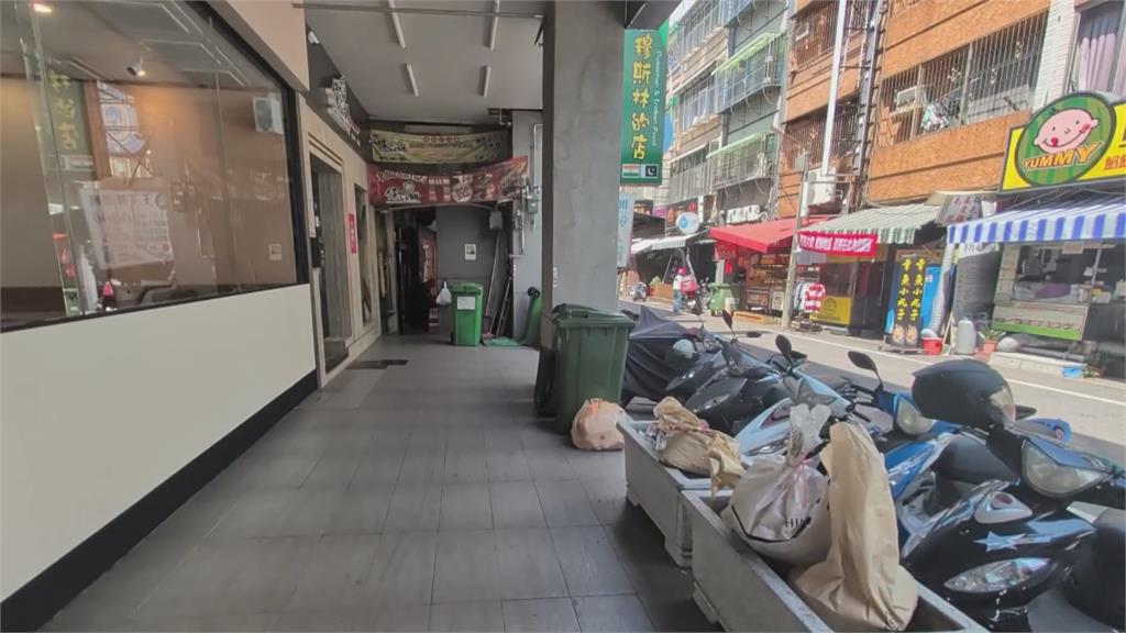 當你喝shot？火鍋店店外拜拜　供杯、整壺可樂被口渴老外喝掉